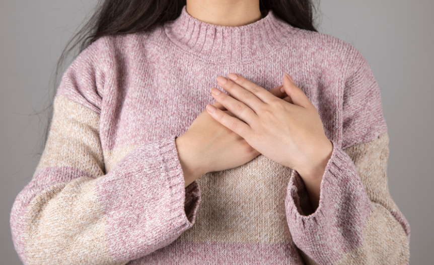 Une personne émue les deux mains sur le coeur, symbolisant la sensibilité comme une force intérieure et un guide personnel. Illustration de la phrase 'On a la force de nos faiblesses'.