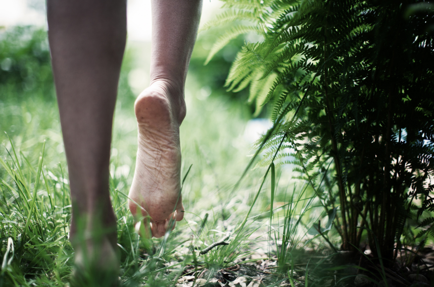 Illustration représentant les 3 étapes pour apprivoiser et valoriser sa sensibilité : reconnaître sa sensibilité, réguler ses émotions, et utiliser sa sensibilité comme guide de vie. Une femme méditant en pleine nature, symbole de paix intérieure et d'aut