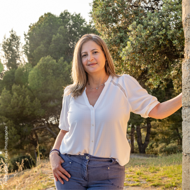 Transformation personnelle avec One Life : Choisir sa vie et sa véritable identité Photo représentant la transformation personnelle avec One Life, symbolisant la prise de conscience de sa vraie valeur et le choix de vivre en accord avec soi-même.