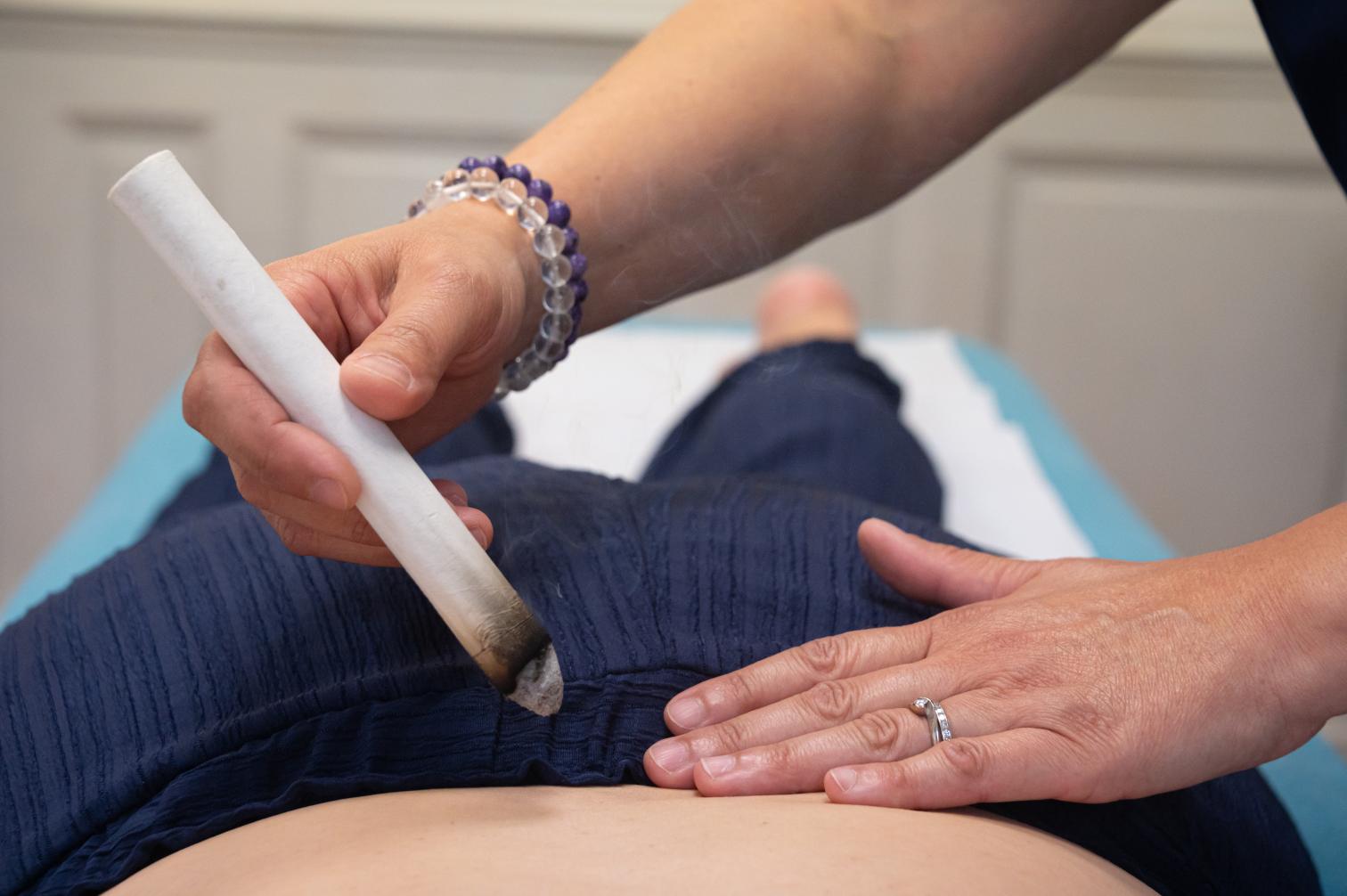 Utilisation d’un bâton de moxa lors d’une séance de moxibustion